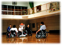 写真　車椅子ツインバスケットボール