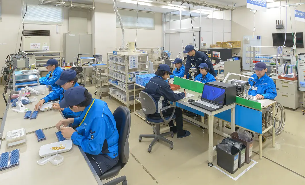 制御機器科の作業風景