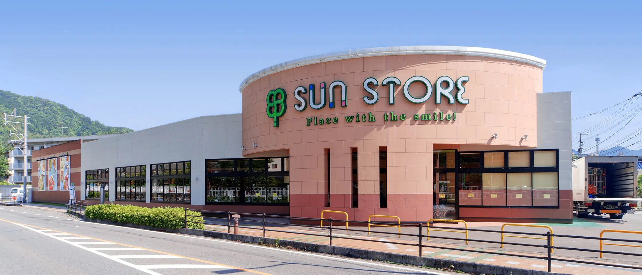 スーパーマーケットサンストアの外観写真
