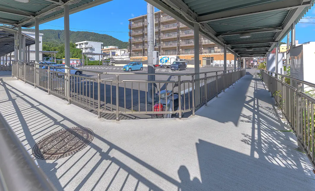 スロープと駐車場の写真