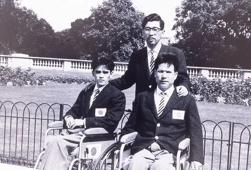 1962年7月第11回国際ストーク･マンデビル競技大会 中村博士と吉田勝也氏(左)、伊藤工氏(右)