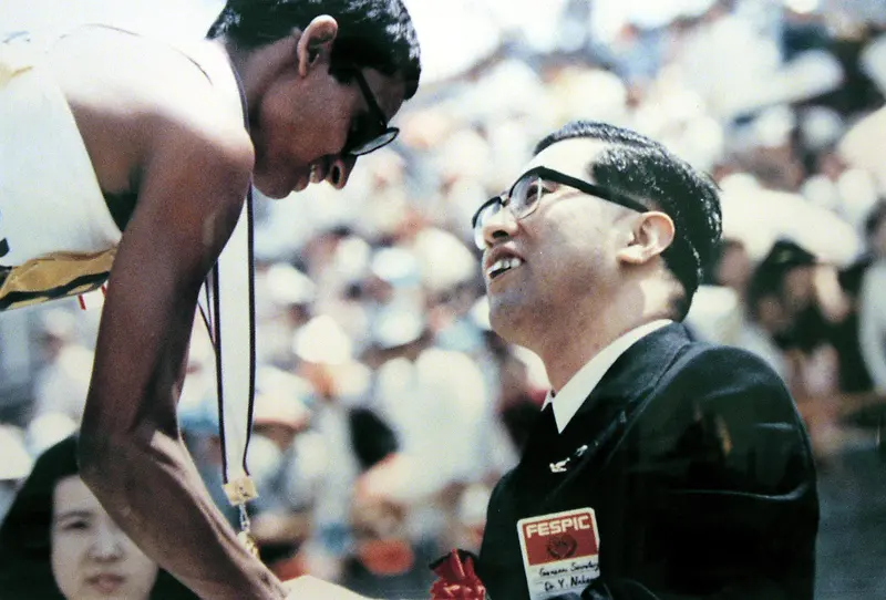 1975年第1回フェスピック　メダル授与する中村博士