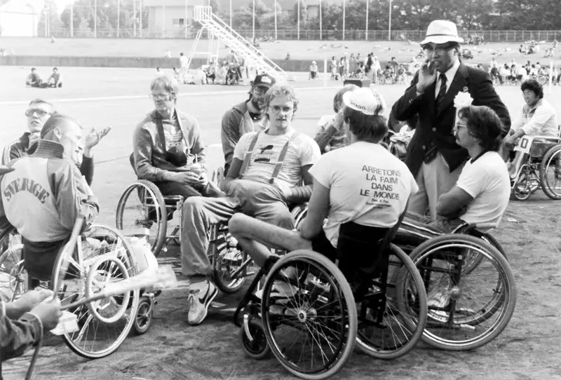 第1回大分国際車いすマラソン後の選手と中村博士